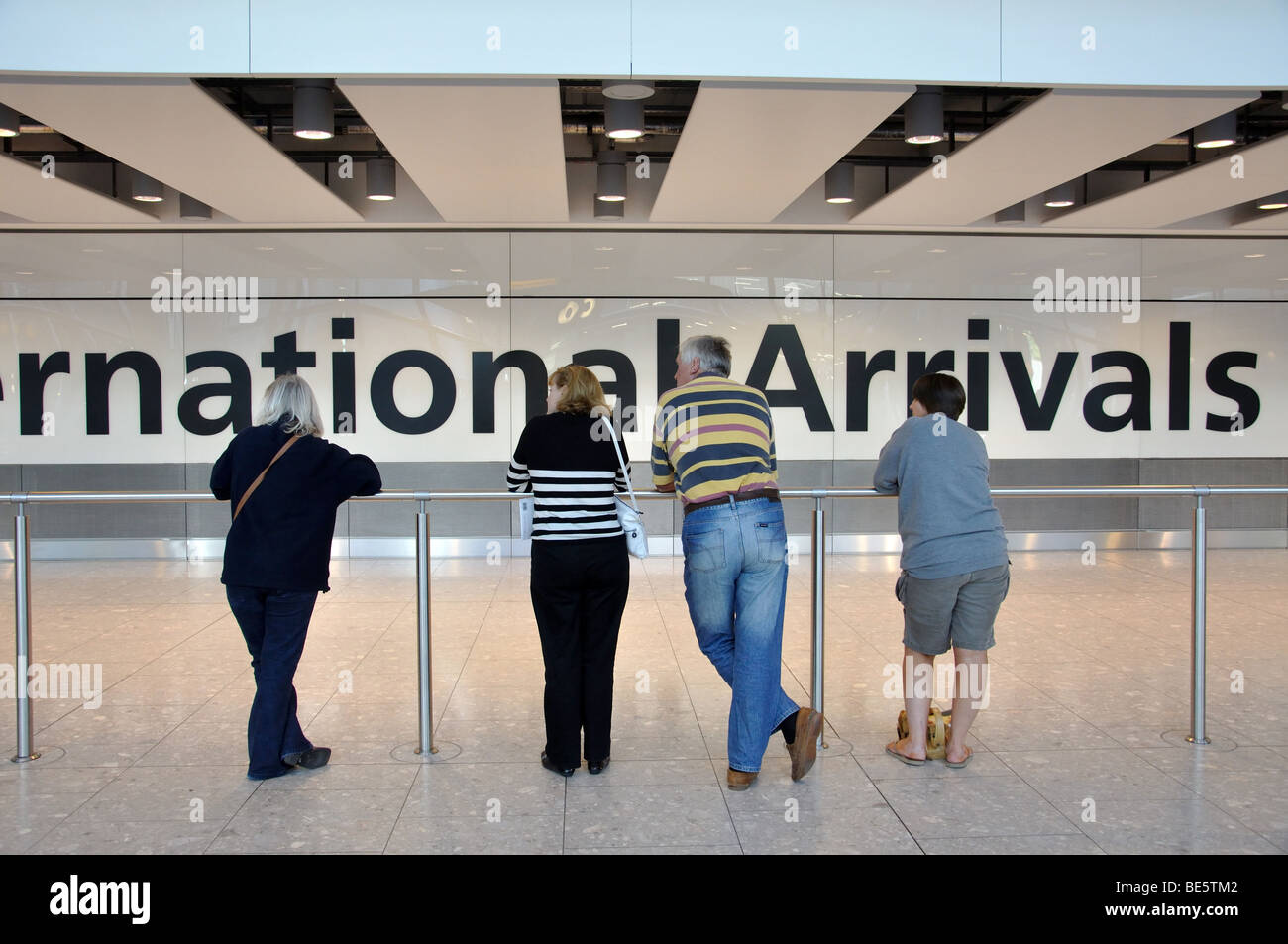 International area degli arrivi al Terminal 5 di Heathrow Airport. London Borough of Hounslow, Greater London, England, Regno Unito Foto Stock