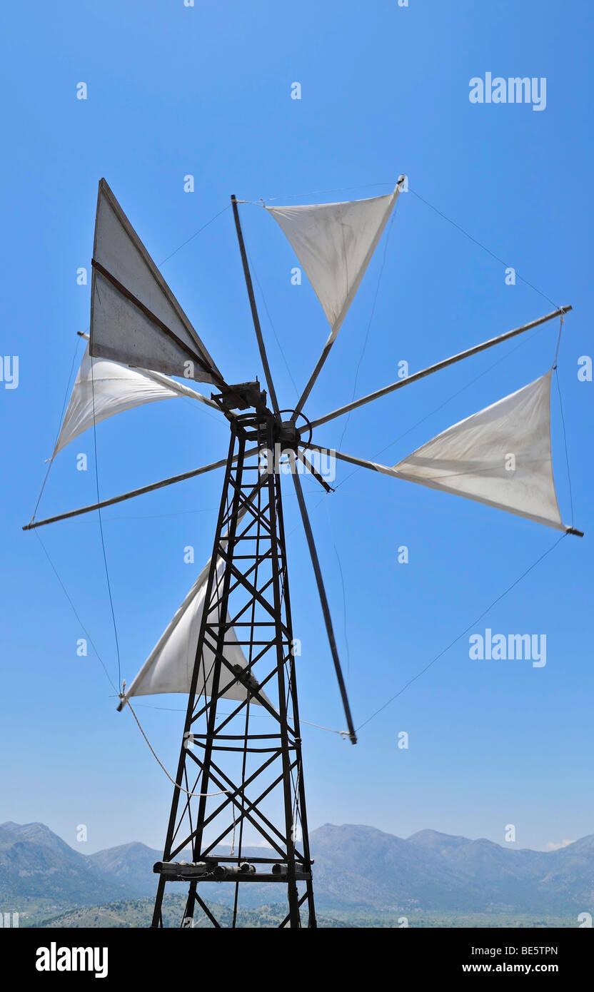 Mulino a vento sull'Altopiano di Lassithi, Creta orientale, Creta, Grecia, Europa Foto Stock