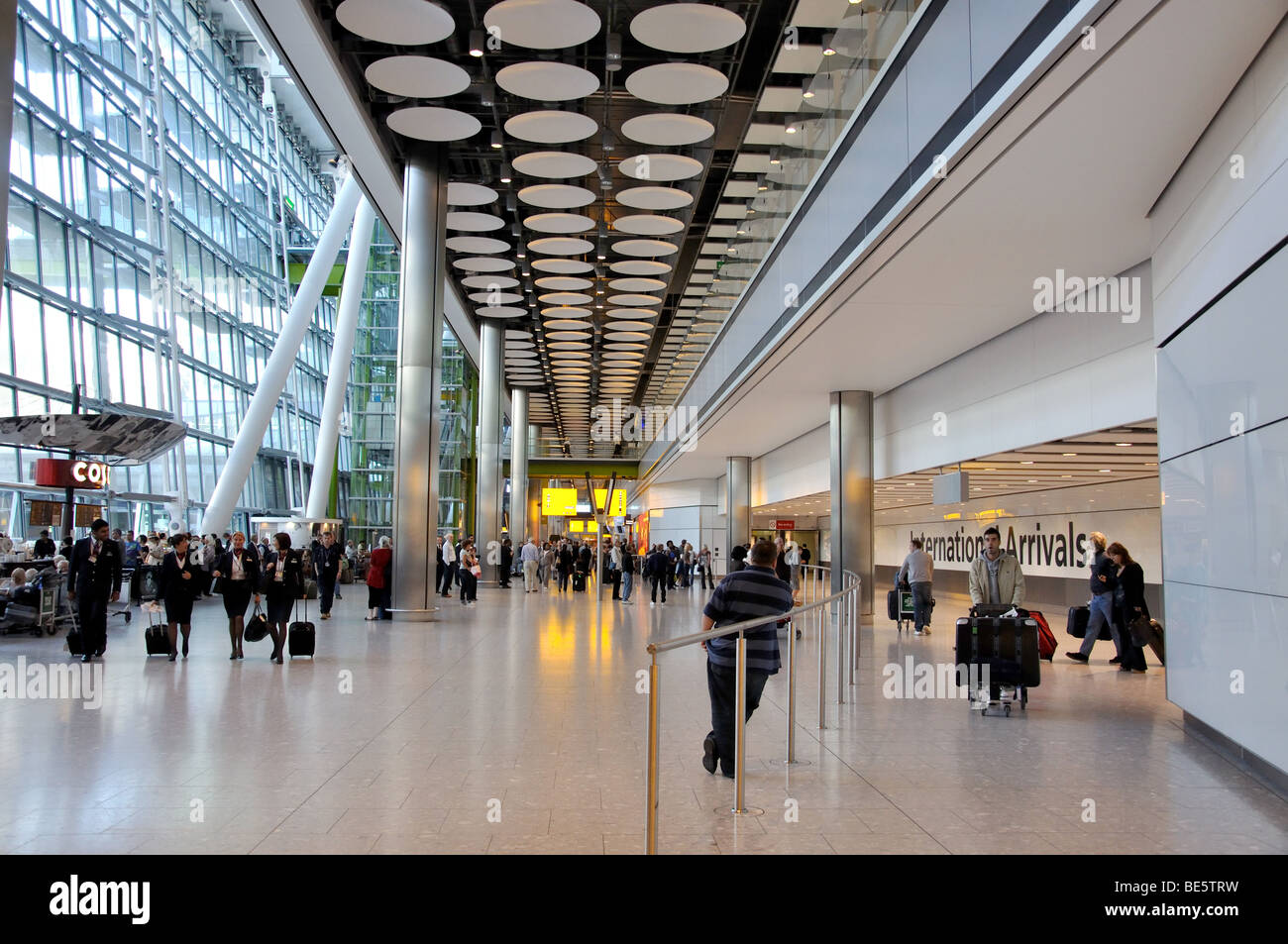 International area degli arrivi al Terminal 5 di Heathrow Airport. London Borough of Hounslow, Greater London, England, Regno Unito Foto Stock