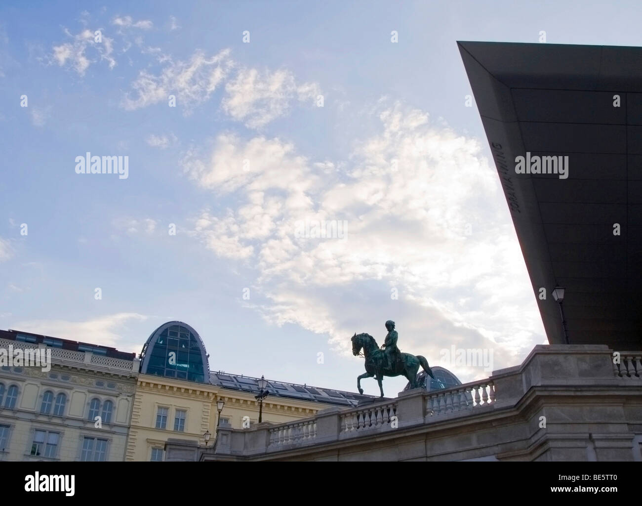 Il Museo Albertina, Albertina Graphic Collection, tetto di titanio dell'architetto Hans Hollein, sulla piazza un monume equestre Foto Stock