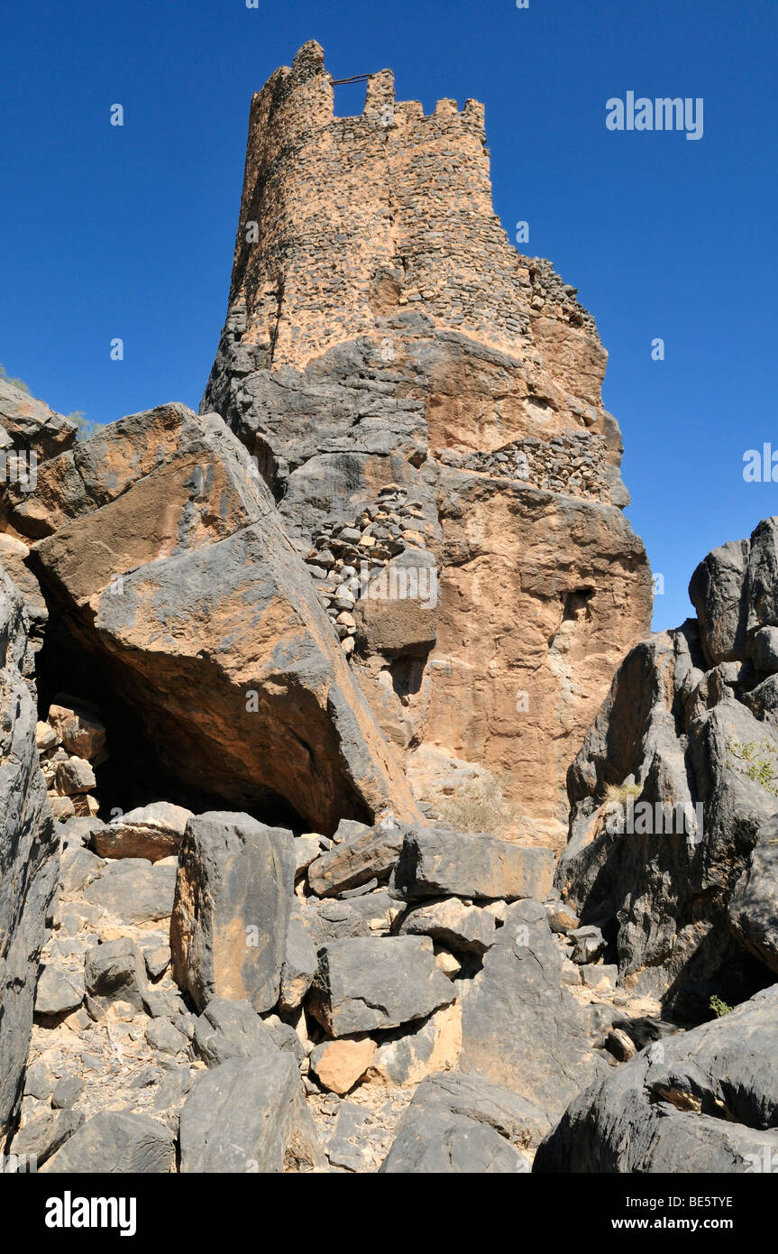 Storica torre di avvistamento a Wadi Misfah, Hajar al Gharbi montagne, Dhakiliya regione, il sultanato di Oman, Arabia, Medio Oriente Foto Stock