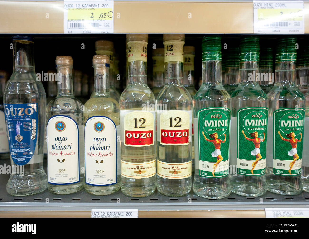 Marche diverse di Ouzo su un ripiano in un supermercato cipriota, a Cipro, in Europa Foto Stock