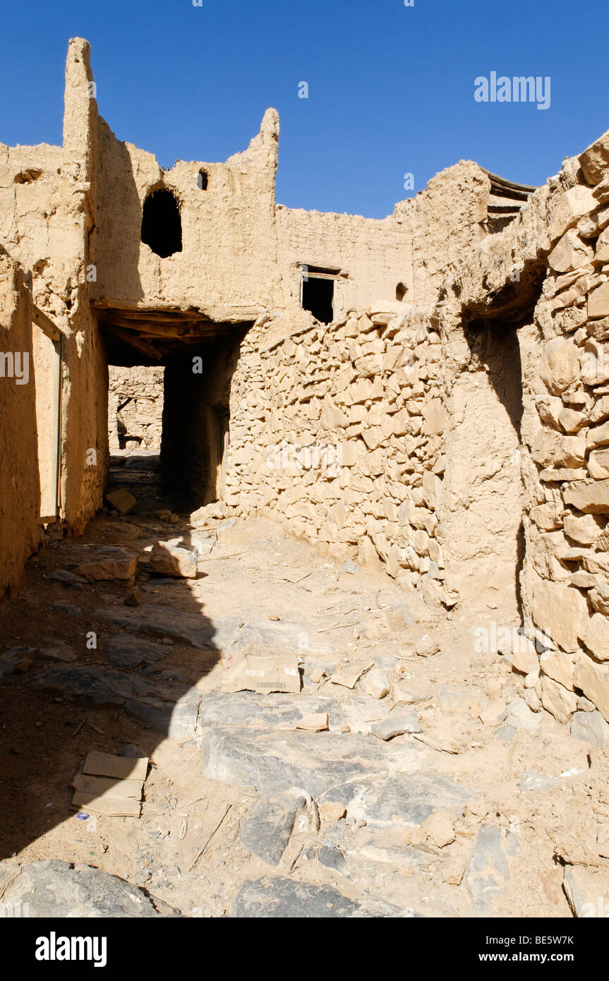 City Gate nella storica città di adobe di Al Hamra, Hajar al Gharbi montagne, Dhakiliya regione, il sultanato di Oman, Arabia, Middl Foto Stock