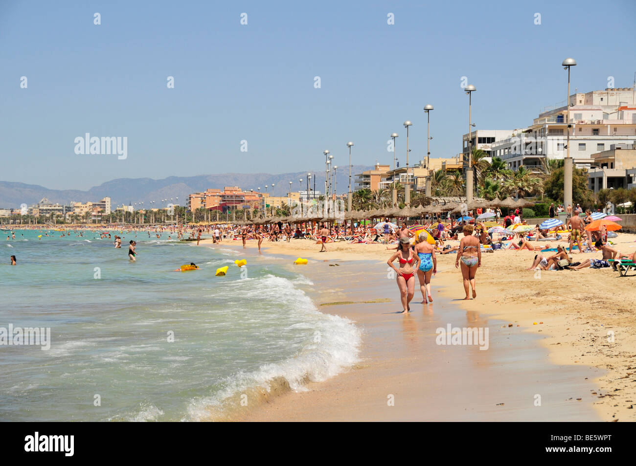 La gente di El Arenal sulla spiaggia Playa de Palma di Maiorca, isole Baleari, Spagna, Europa Foto Stock