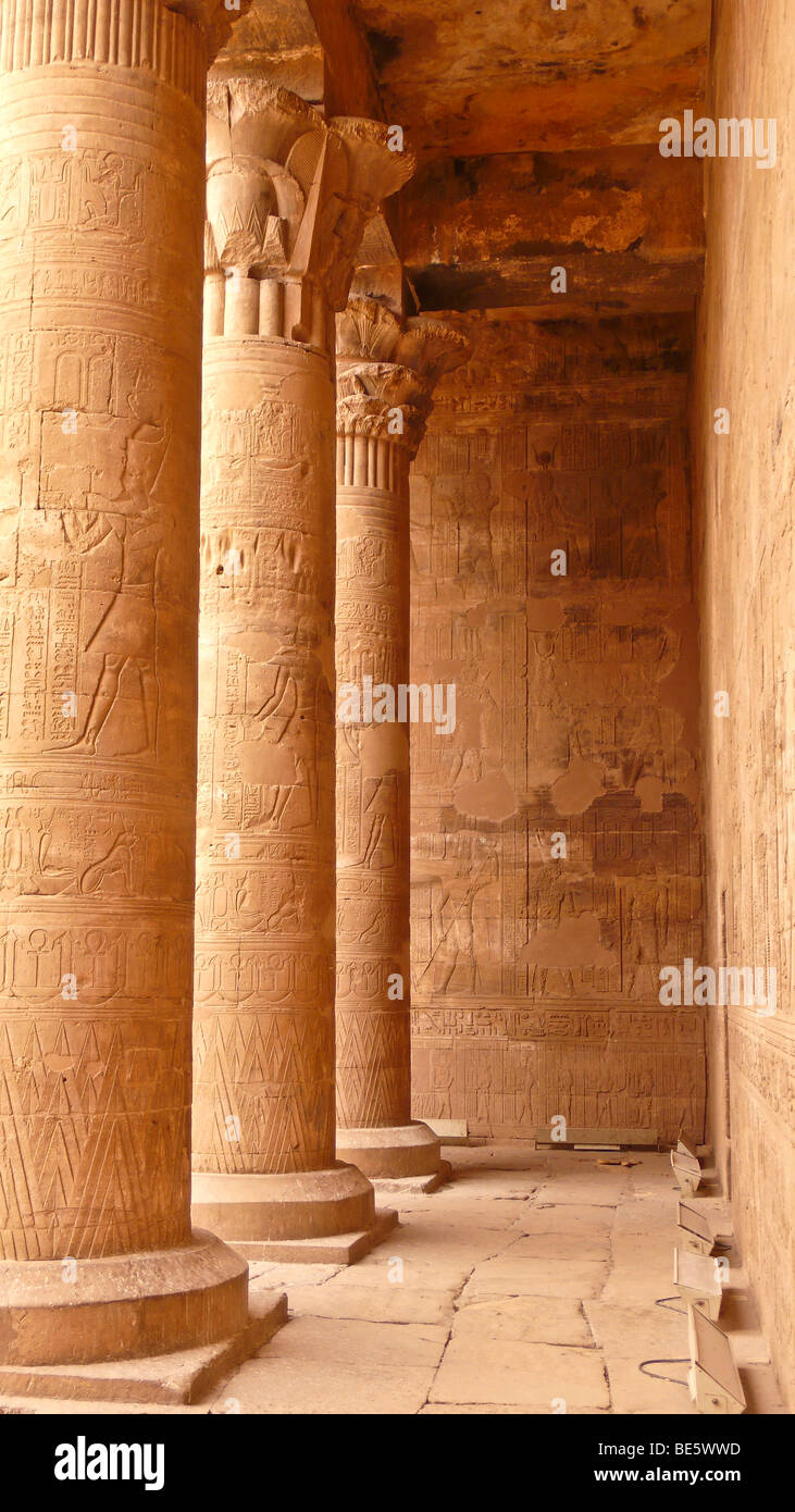 Le colonne nel grande cortile con geroglifici, Horus Tempio di Edfu, Luxor, la Valle del Nilo, Egitto, Africa Foto Stock