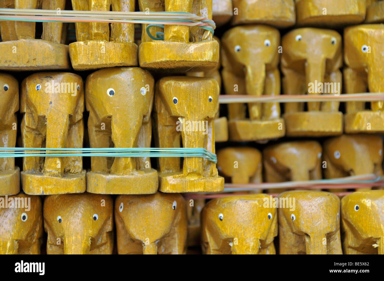 Piccoli elefanti in teak, Santuario di Erawan Bangkok, Thailandia, Asia Foto Stock