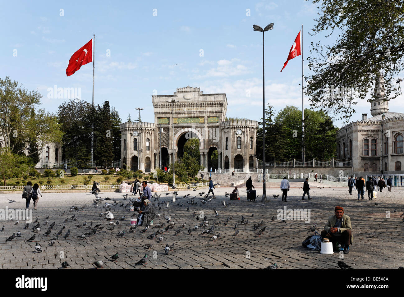 Piazza Beyazit, porta in stile moresco, ingresso al campus dell'Università di Istanbul, Turchia Foto Stock