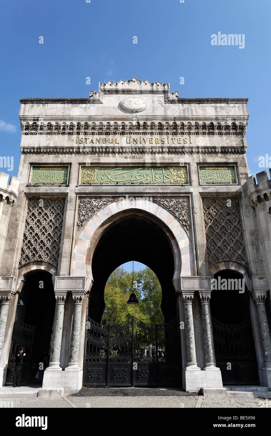 Porta d'ingresso per l'università, stile moresco, Beyazit Square, Istanbul, Turchia Foto Stock