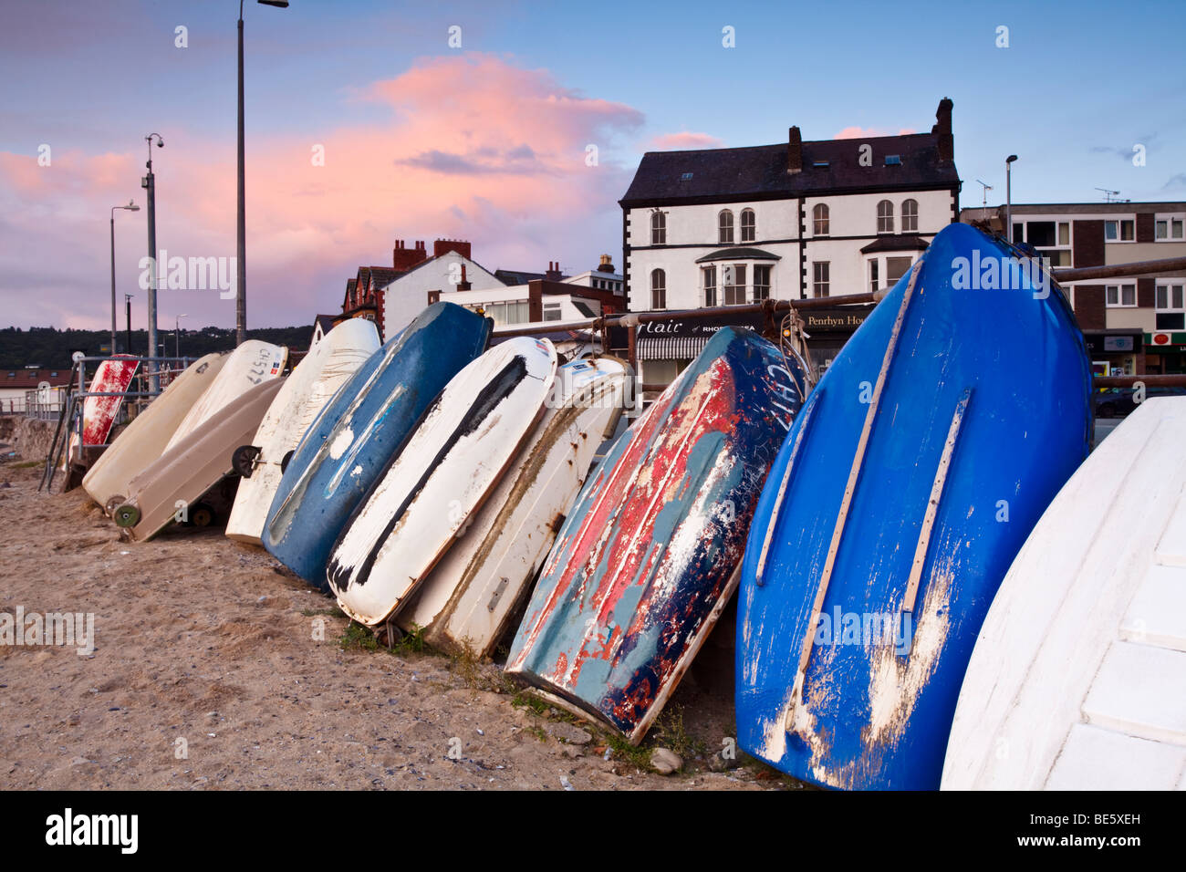 La mattina presto in Rhos porto con le barche a remi si alzò e legato alla parete del porto in Rhos sul mare, Colwyn Bay, Wales, Regno Unito Foto Stock