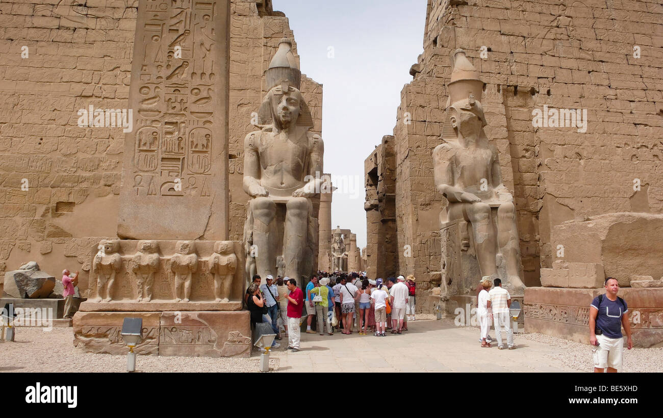 Ingresso, pilone con Ramses II figure, Tempio di Luxor, Egitto, Africa Foto Stock
