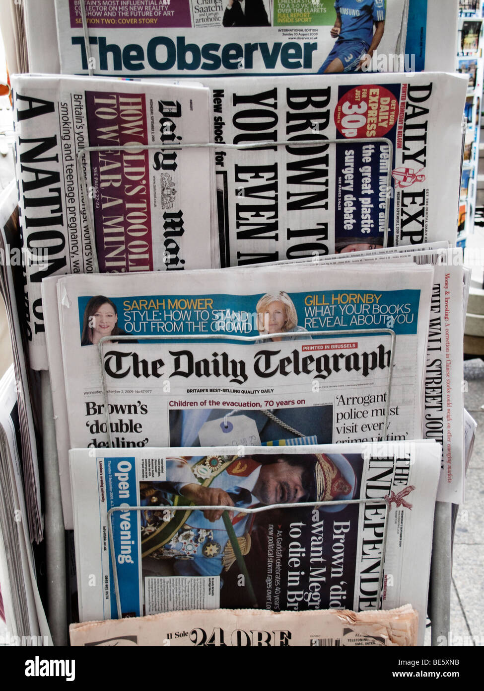Giornali inglesi in vendita presso le edicole Foto Stock