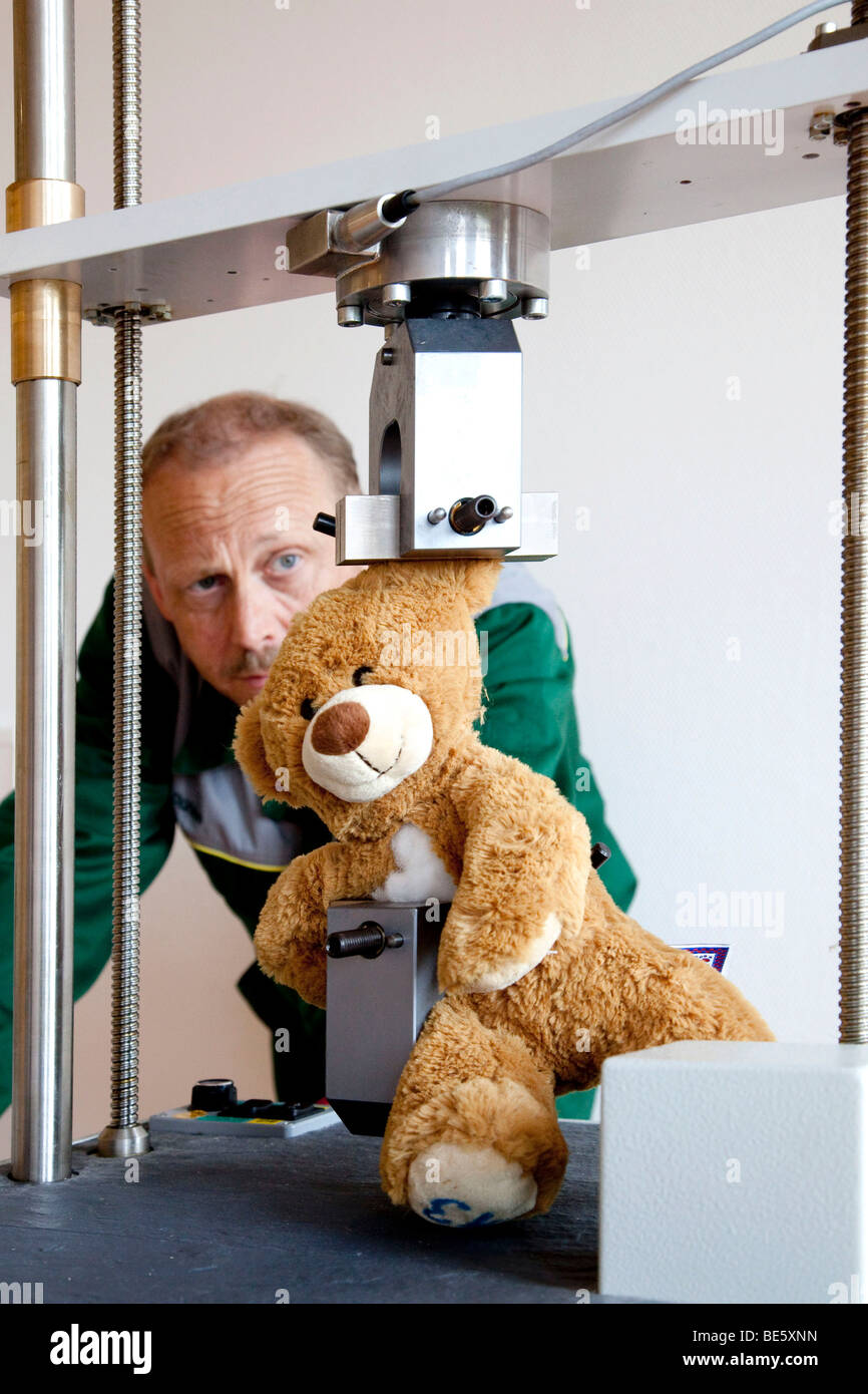 Il test della forza di cuciture su un orso di peluche per il GS-marchio di certificazione, test di sicurezza, in un laboratorio di prova di Foto Stock