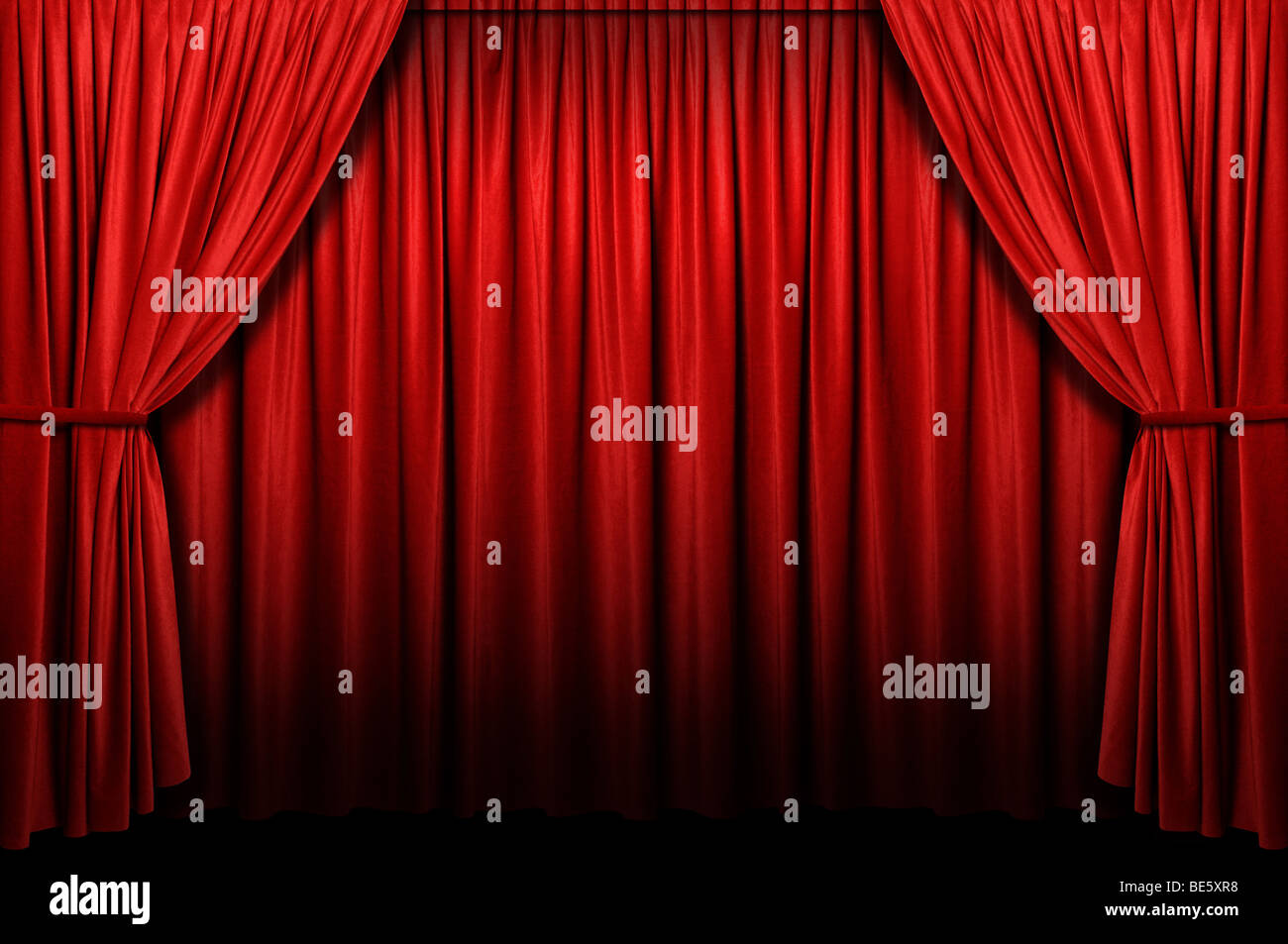 Red sipario di un palcoscenico con luci e ombre Foto Stock