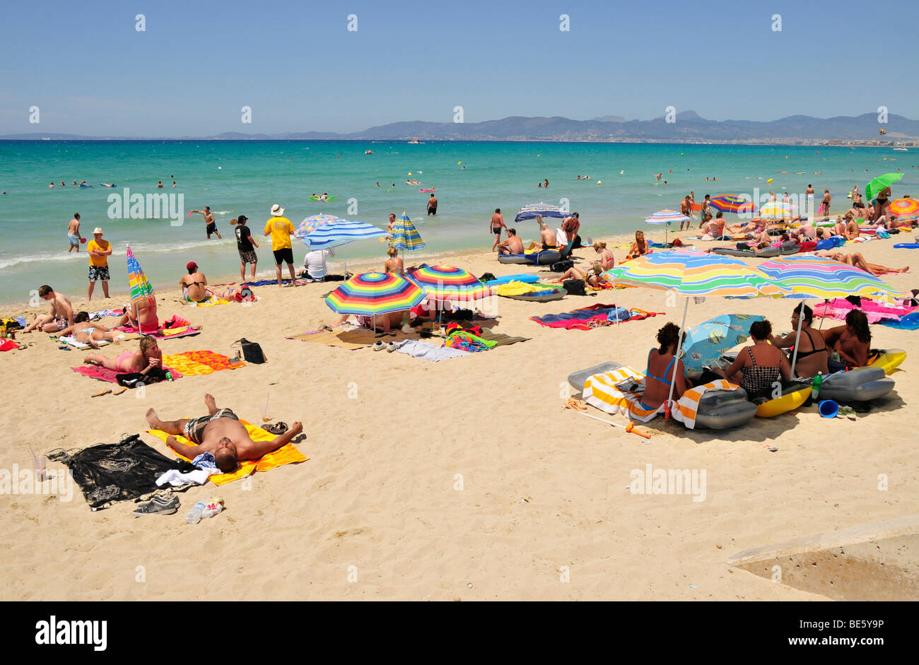 La gente di El Arenal sulla spiaggia Playa de Palma di Maiorca, isole Baleari, Spagna, Europa Foto Stock
