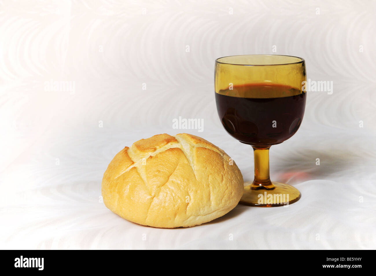 Comunione rappresentato da pane e vino Foto Stock