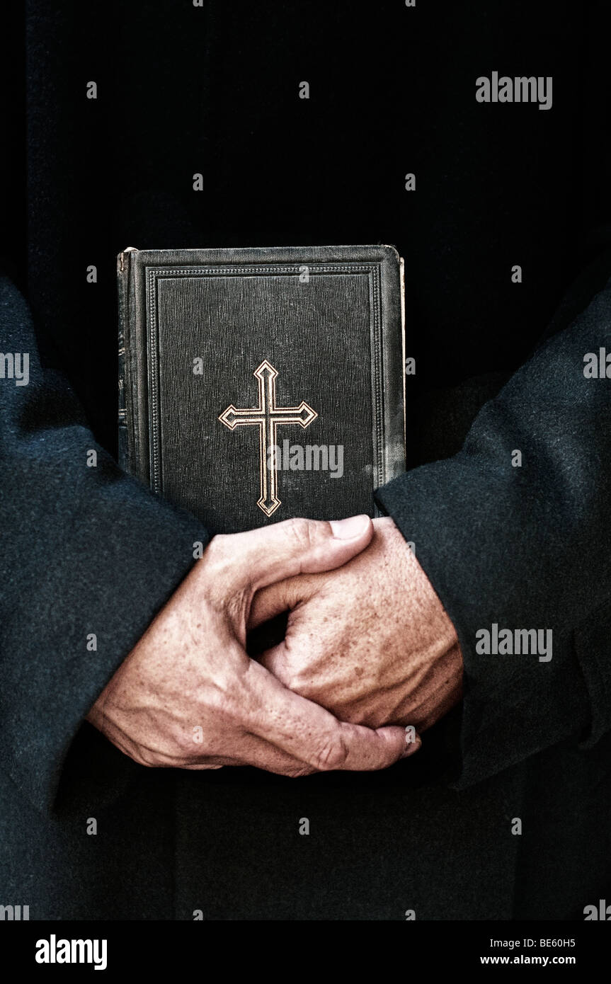 Sacerdote con la Bibbia in mano Foto Stock