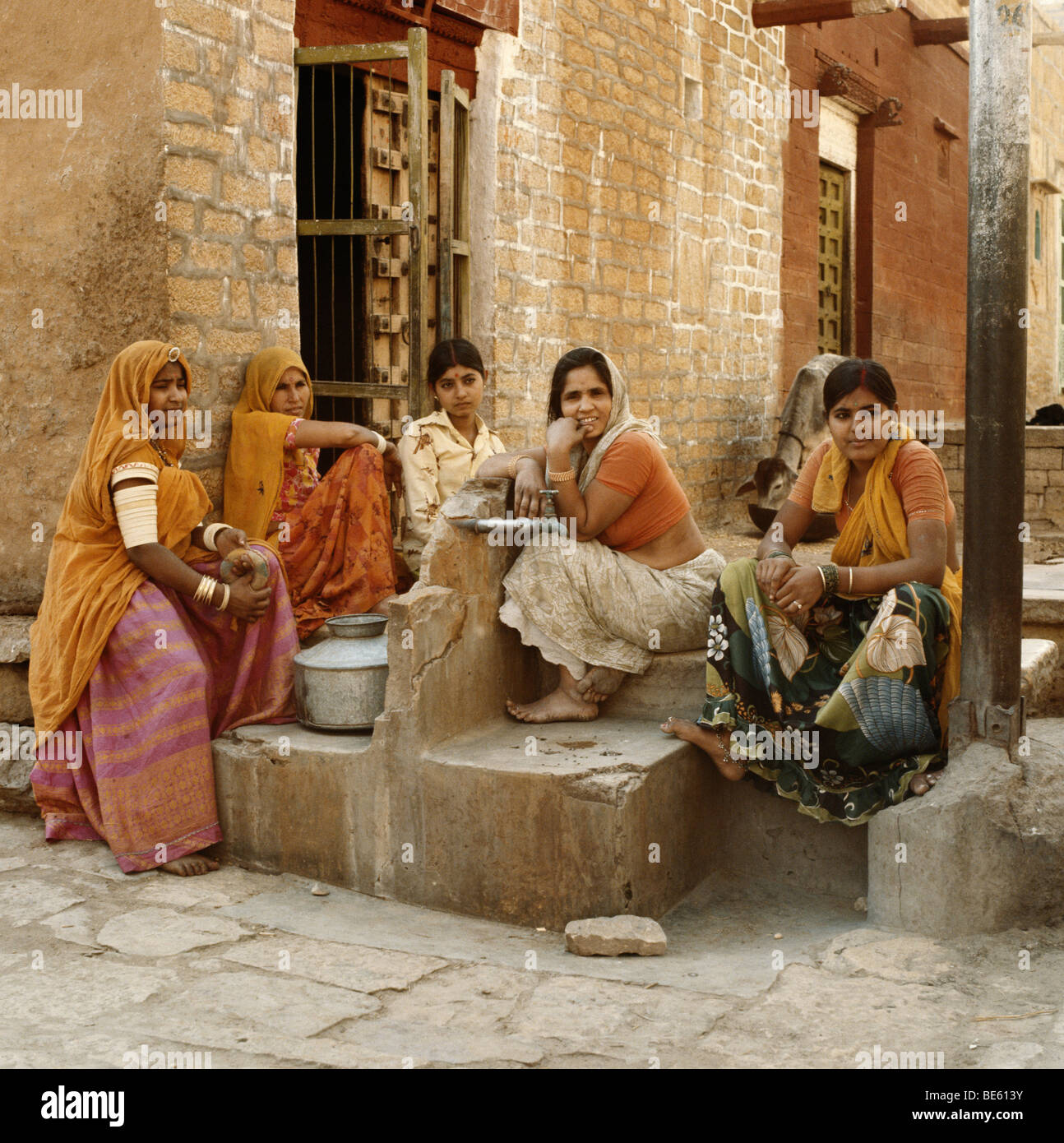 Le donne di strada tocca in attesa di acqua per essere acceso durante un periodo di siccità, Jaisalmer Rajasthan, India Foto Stock
