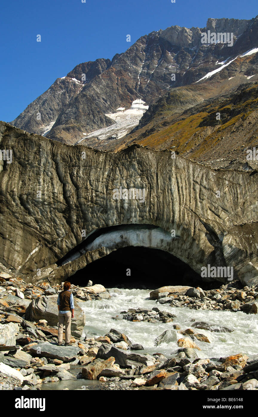 Visitatore guarda la bocca del ghiacciaio del ghiacciaio Langgletscher, Loetschental, Vallese, Svizzera Foto Stock