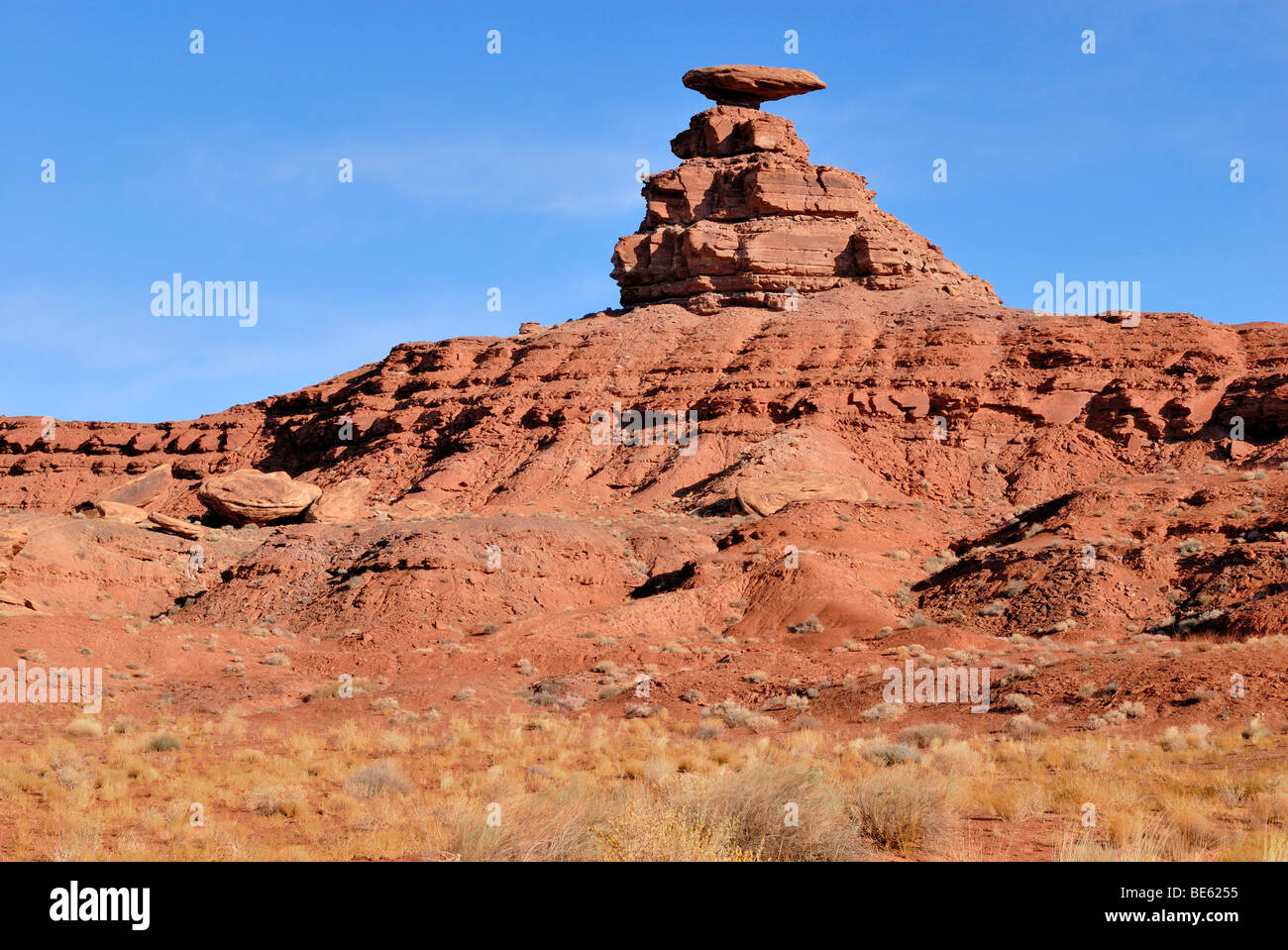 Mexican Hat Rock, Highway 163 nei pressi di Mexican Hat, Utah, Stati Uniti d'America Foto Stock