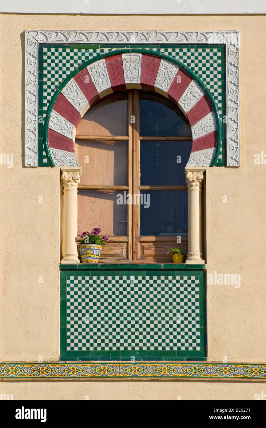 Vetro colorato con vasi di fiori in la Juderia di Cordoba, Andalusia, Spagna, Europa Foto Stock