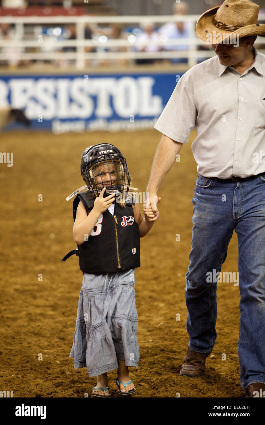 Carni di montone rompendosi cowgirl in sella a una pecora al campionato di Mesquite Rodeo, Texas Foto Stock