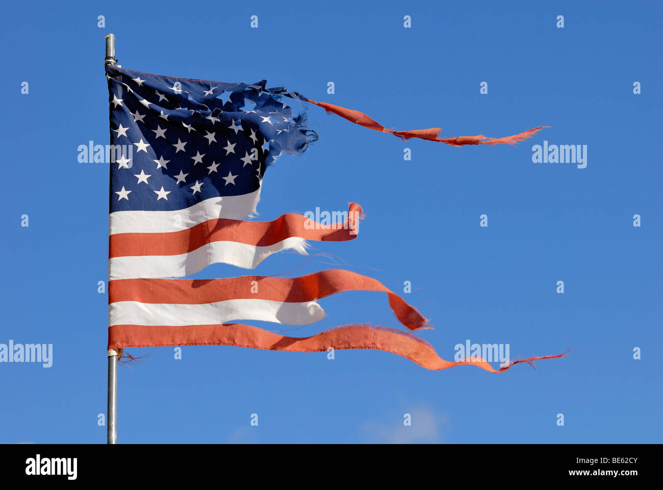 Bandiera degli Stati Uniti d'America, usurato e strappato dal vento e meteo, Monument Valley, Arizona, Stati Uniti d'America Foto Stock