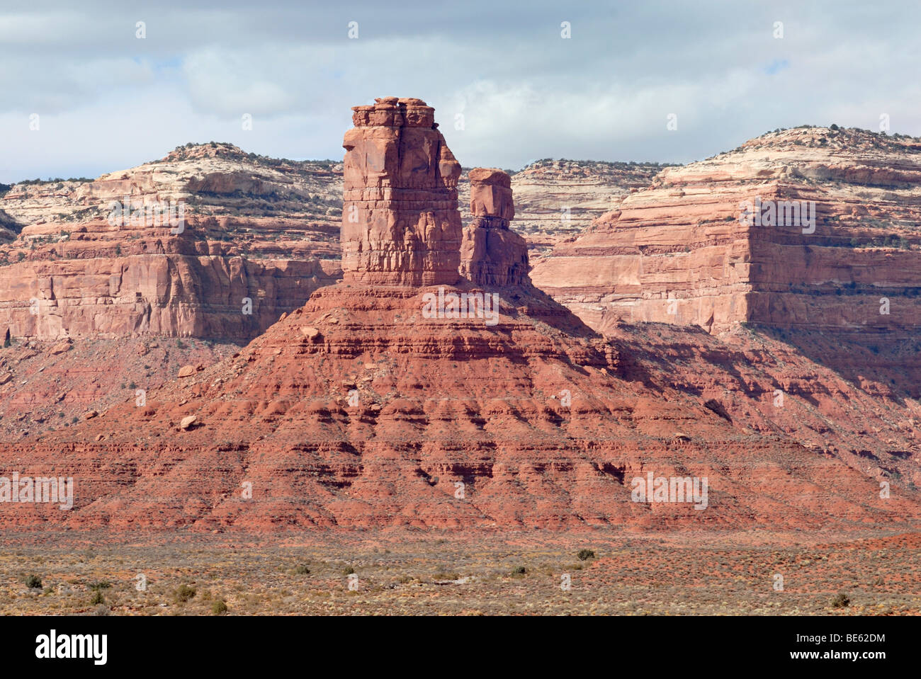 Monoliti giganti, torri di roccia sulla base conica, la Valle degli Dèi, sull'autostrada 163, nei pressi di Mexican Hat, Utah, Stati Uniti d'America Foto Stock