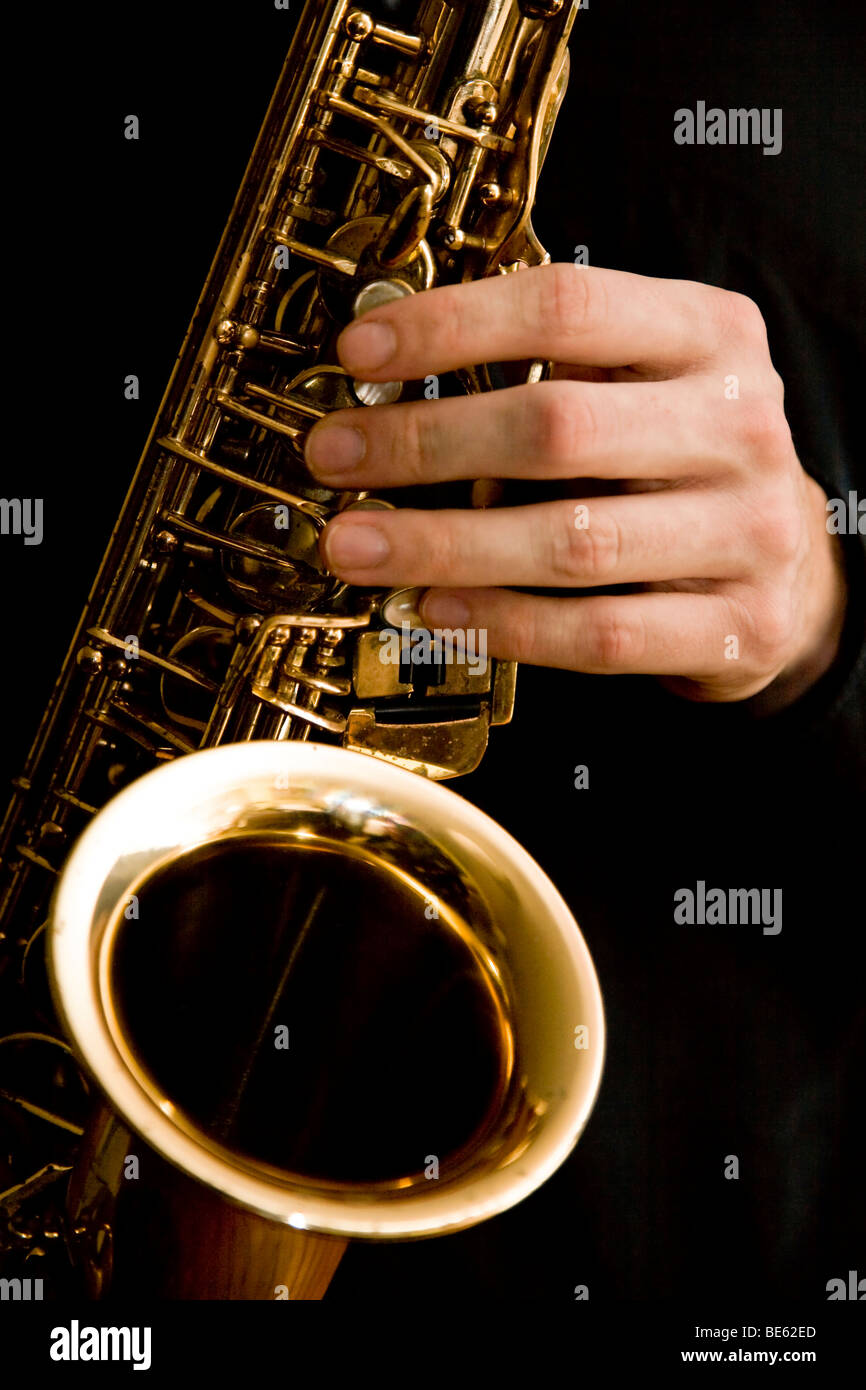 Musicista giocando un alto sassofono, dettaglio Foto Stock