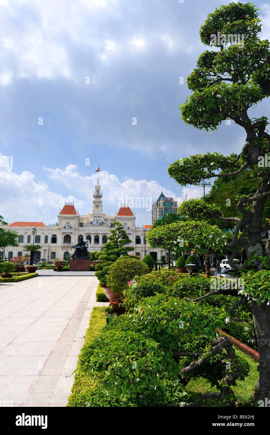 Il municipio storico e albero di bonsai, a Saigon, a Ho Chi Minh City, Vietnam, sud-est asiatico Foto Stock