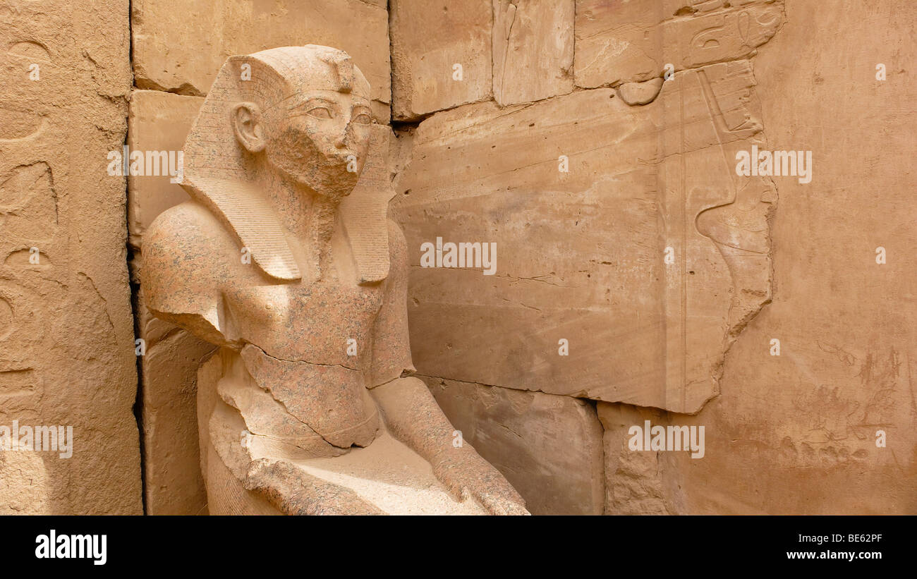 La statua di Ramses II al Tempio di Karnak Luxor Egitto, Africa Foto Stock