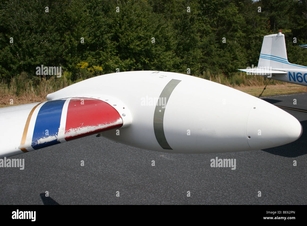 Aereo Beechcraft con wingtip serbatoi carburante Foto Stock