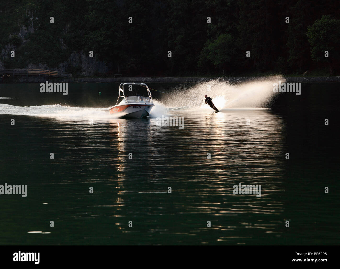 Il wakeboard, il lago Wolfgangsee, area Salzkammergut, Austria superiore, Austria, Europa Foto Stock