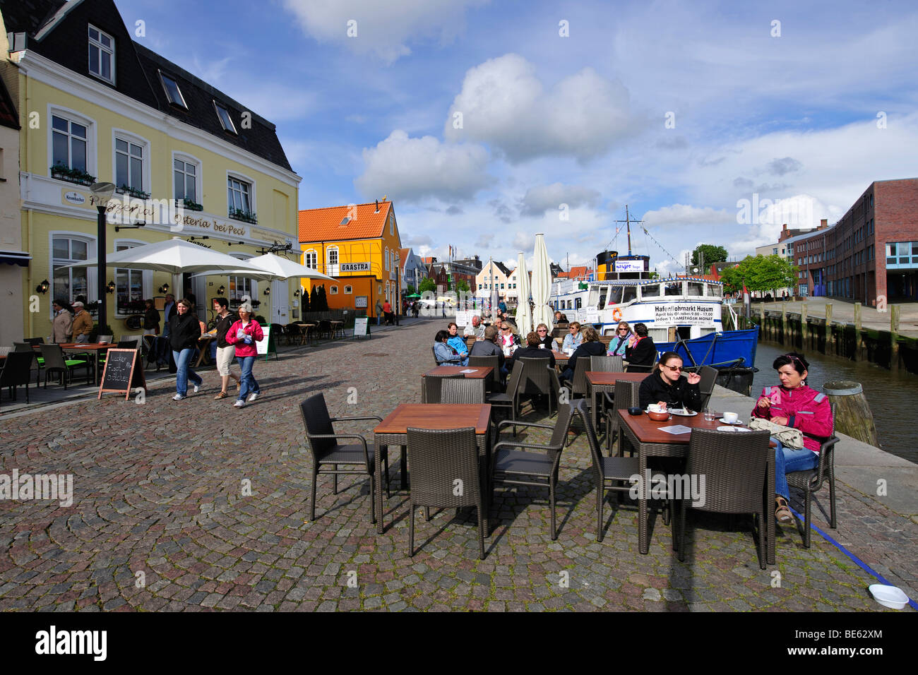 Waterside promenade di Husum, costa del Mare del Nord, Schleswig Holstein, Germania, Europa Foto Stock