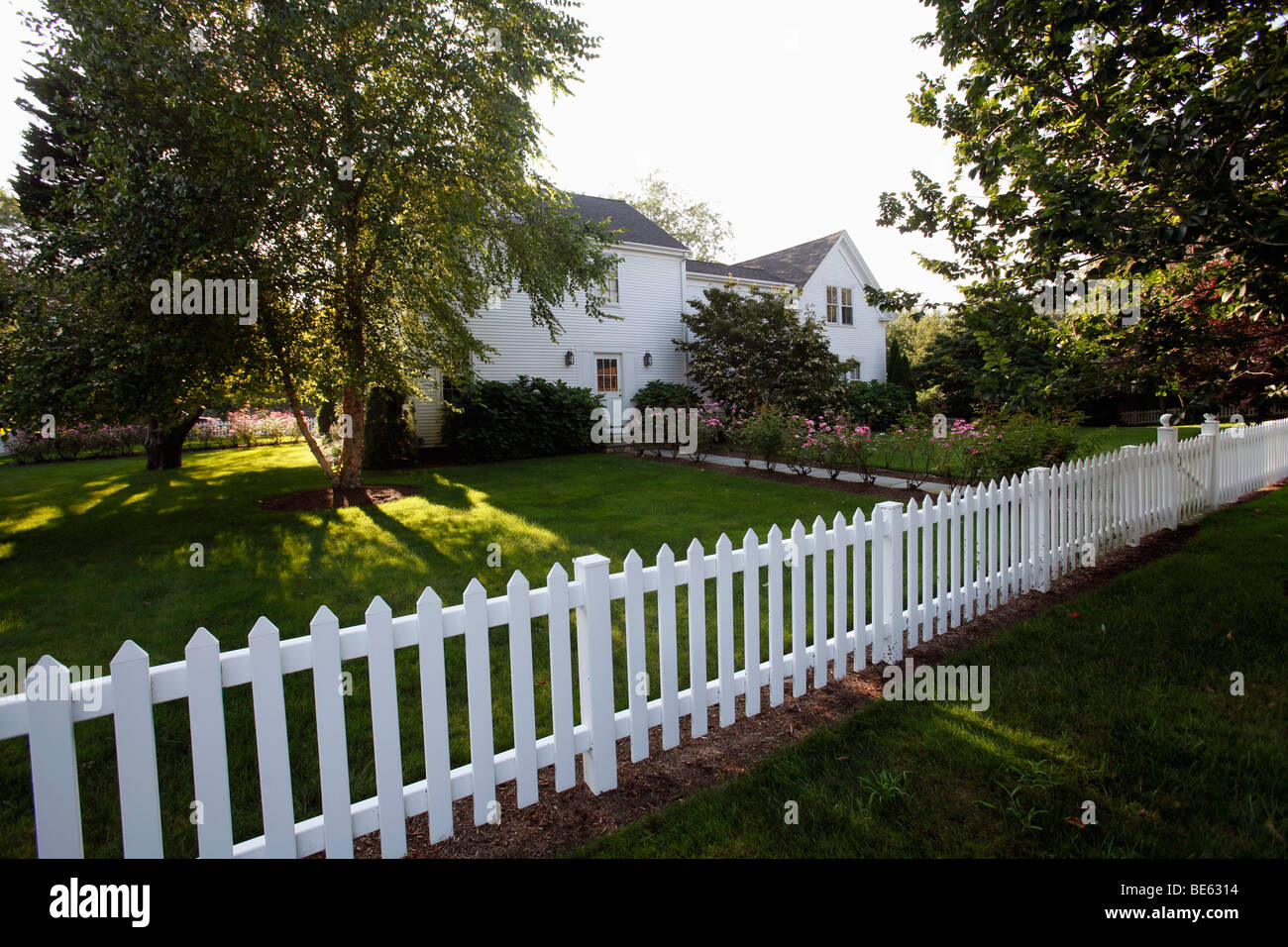 Una casa con un recinto di picchetti bianchi, Cape Cod Hyannis, Massachusetts Foto Stock