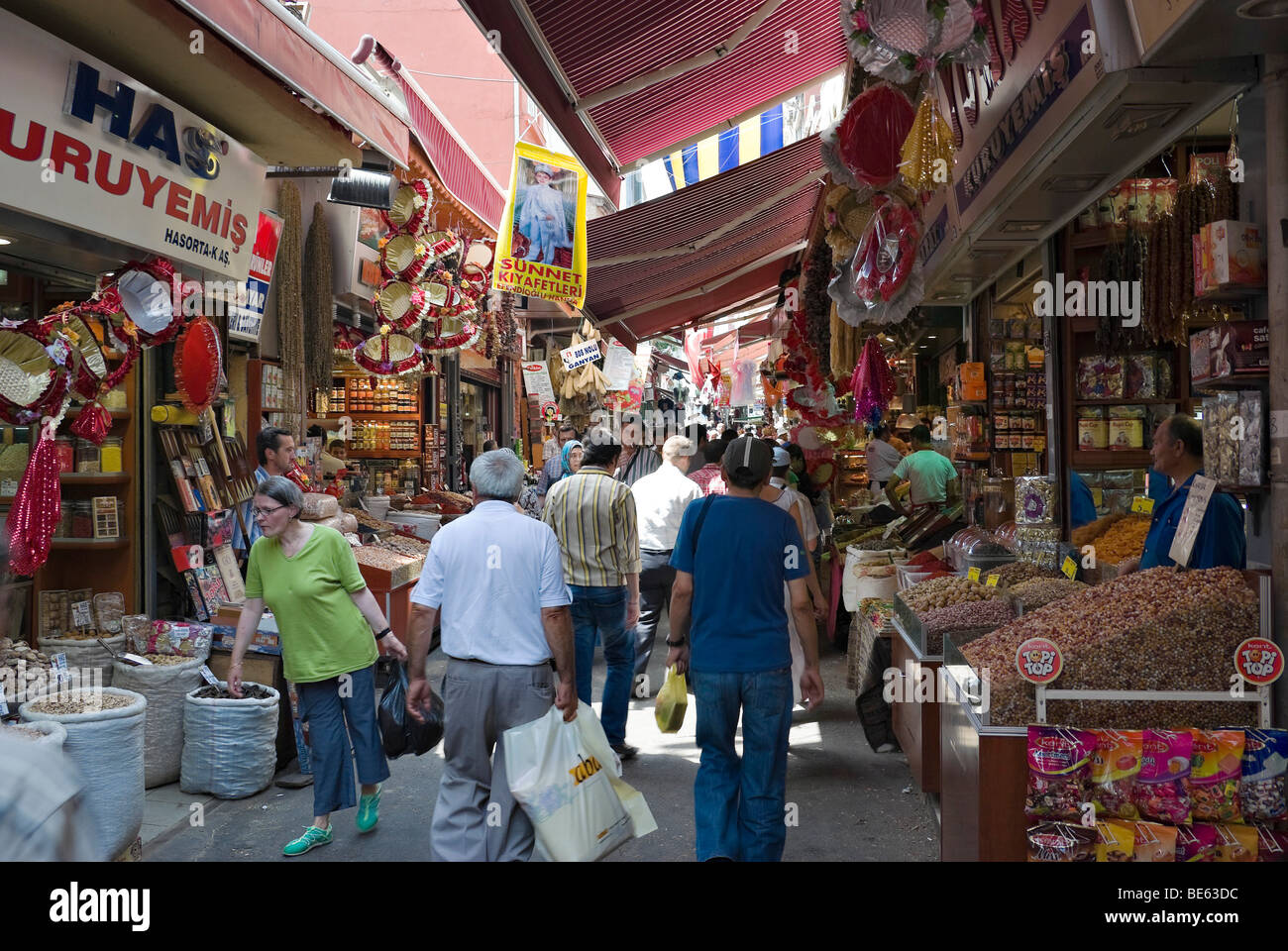 Venditori ambulanti, mercato, Grand Bazaar, Kapali Carsi, Istanbul, Turchia, Europa, Asia Foto Stock