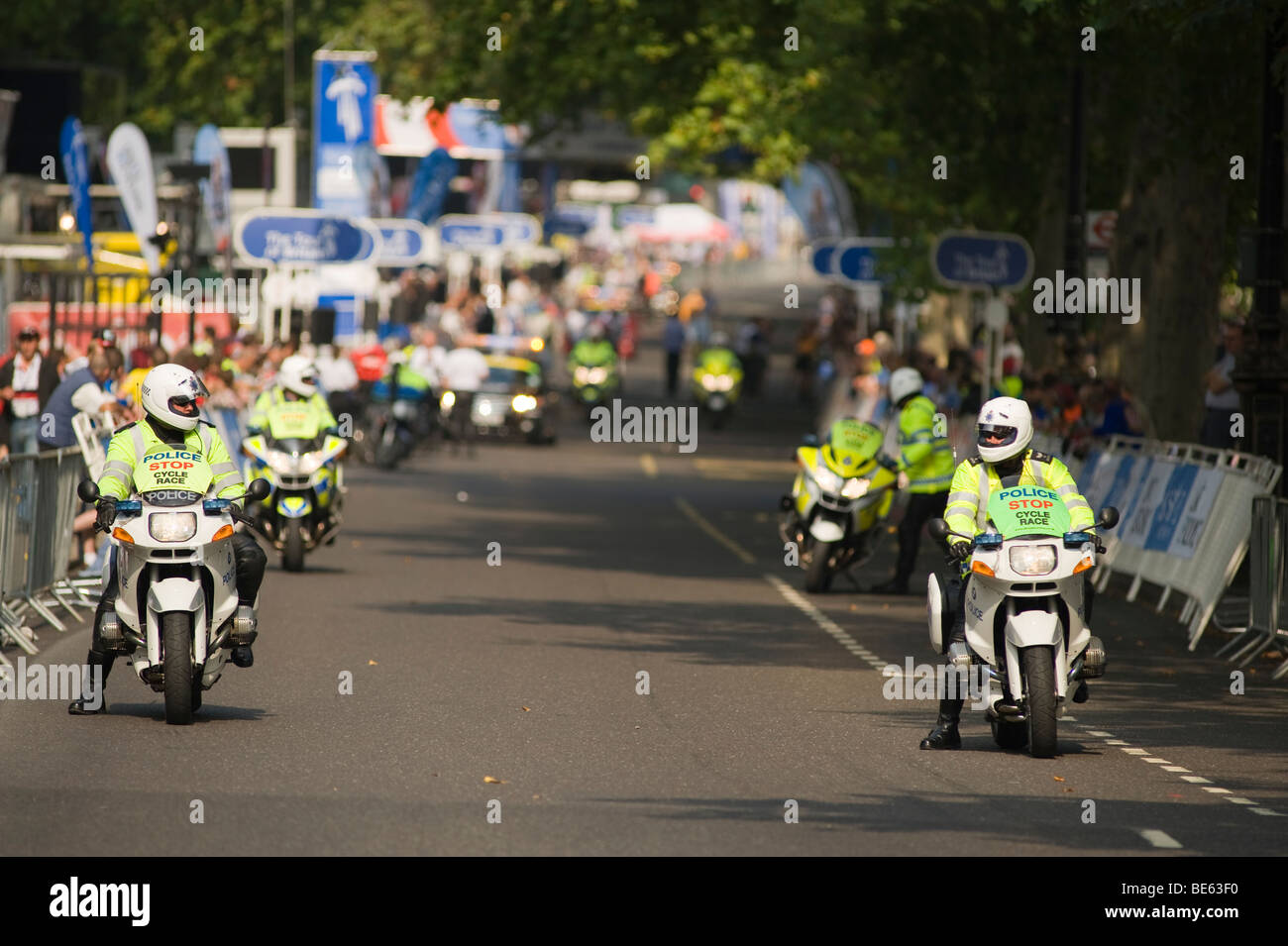 Il tour della Gran Bretagna 2009, fase 8 gara ciclistica, polizia moto escort allineando prima dell'inizio, Embankment, Londra Foto Stock