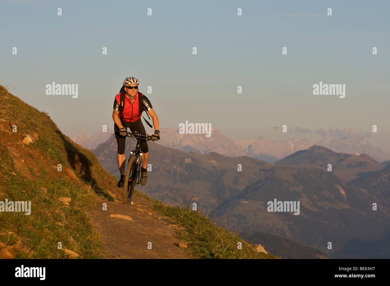 Mountainbiker a Hohe Salve montagna, Tirolo, Austria, Europa Foto Stock