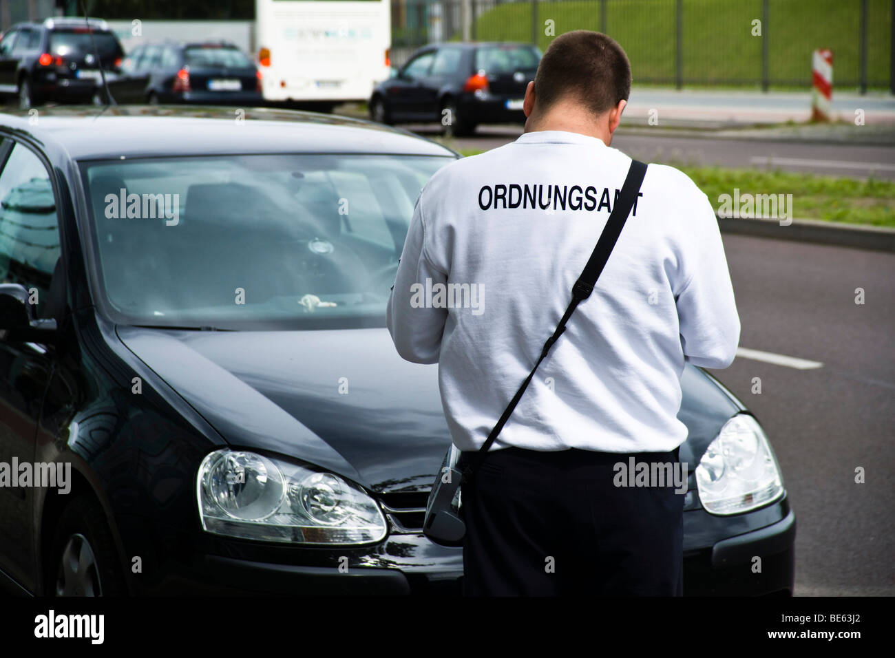 Un dipendente dell'ufficio di regolamentazione di Berlino la scrittura di un parcheggio ticket, Berlino, Germania, Europa Foto Stock