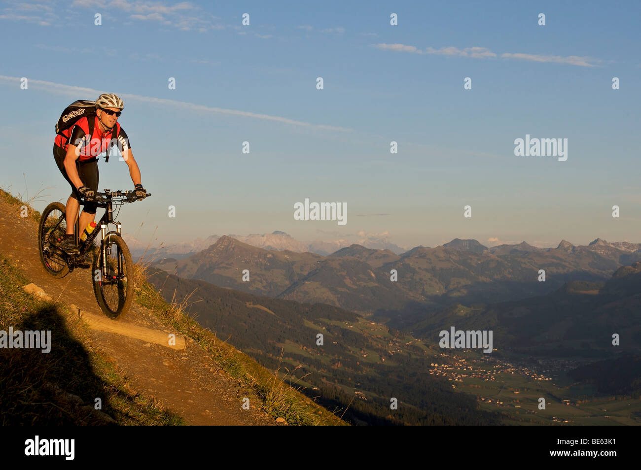 Mountainbiker a Hohe Salve montagna, Tirolo, Austria, Europa Foto Stock