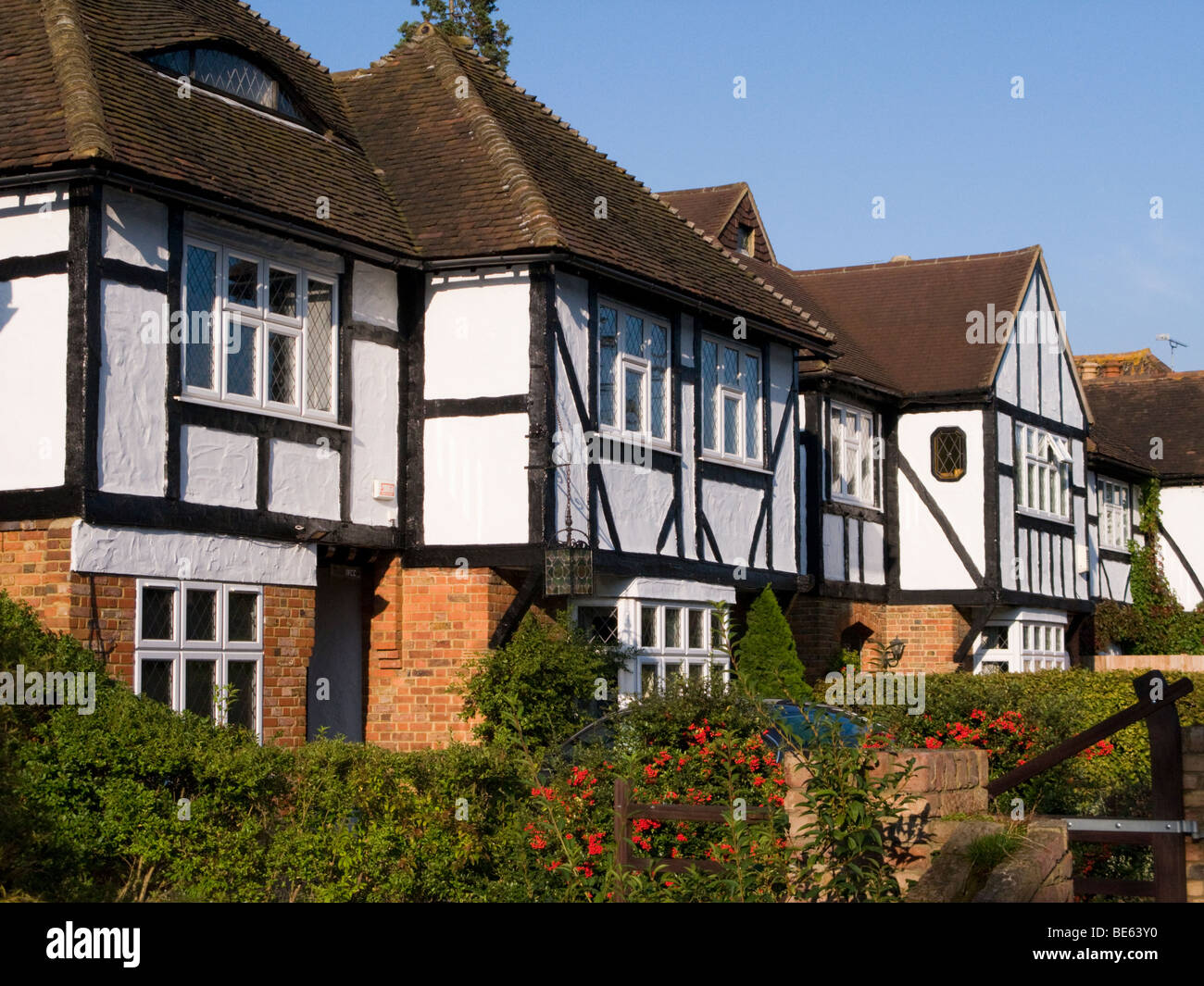 Fila di mock Tudor 1930 case unifamiliari in Esher, Surrey. Regno Unito. Foto Stock