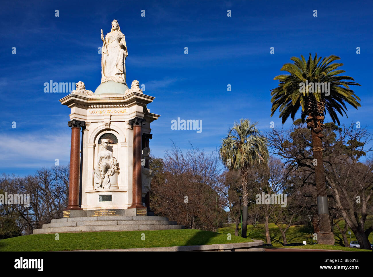 Sculture di Melbourne / Queen Victoria monumento eretto nei giardini di dominio.Melbourne Victoria Australia. Foto Stock