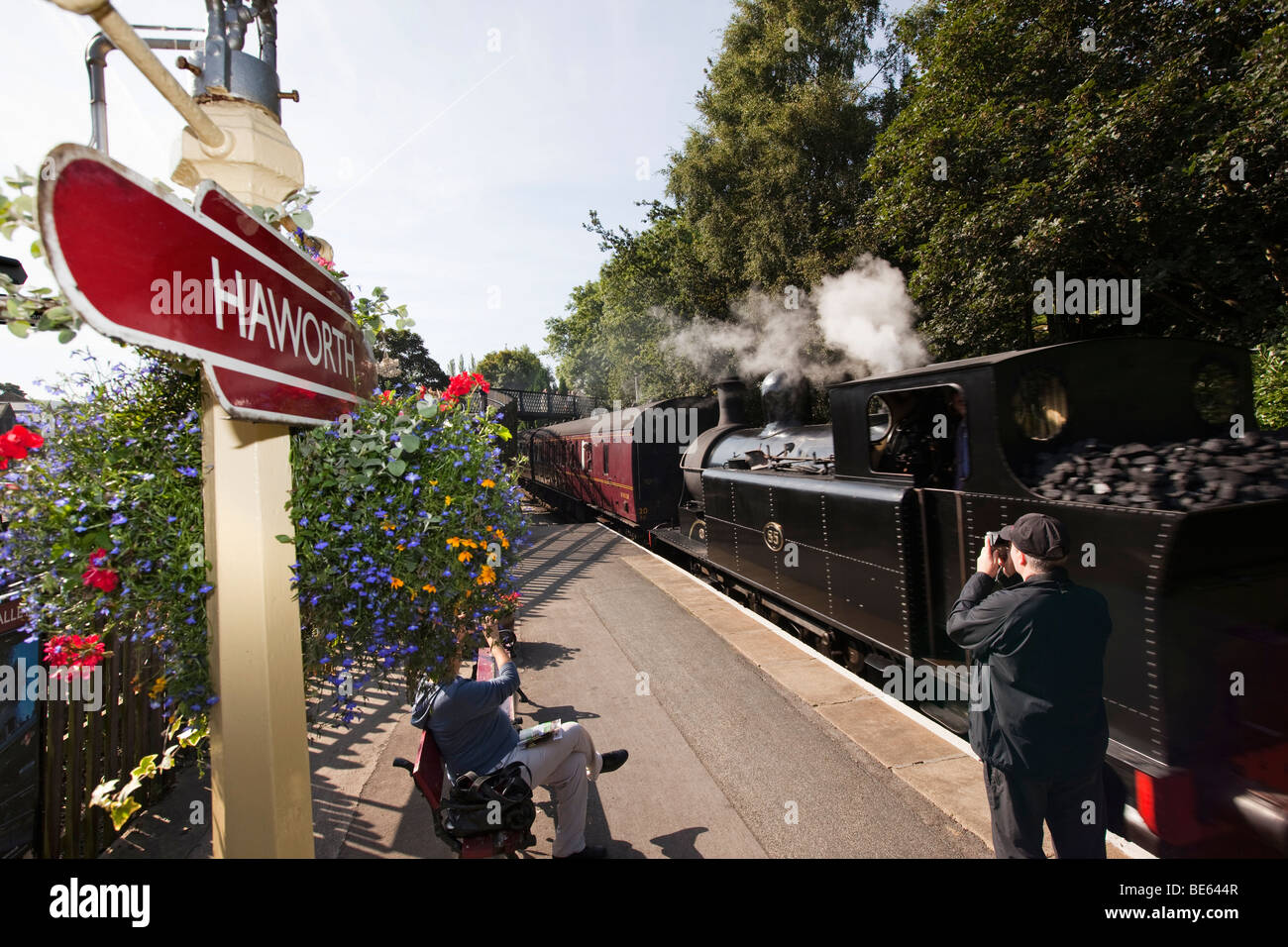 Regno Unito, Inghilterra, Yorkshire, Keighley e vale la pena di Valley Steam Railway, Haworth, Taff Vale n. 85 locomotiva in arrivo Foto Stock