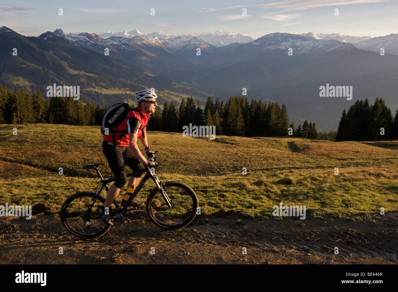 Mountainbiker a Hohe Salve montagna, la montagna Grossvenediger nel retro, Tirolo, Austria, Europa Foto Stock