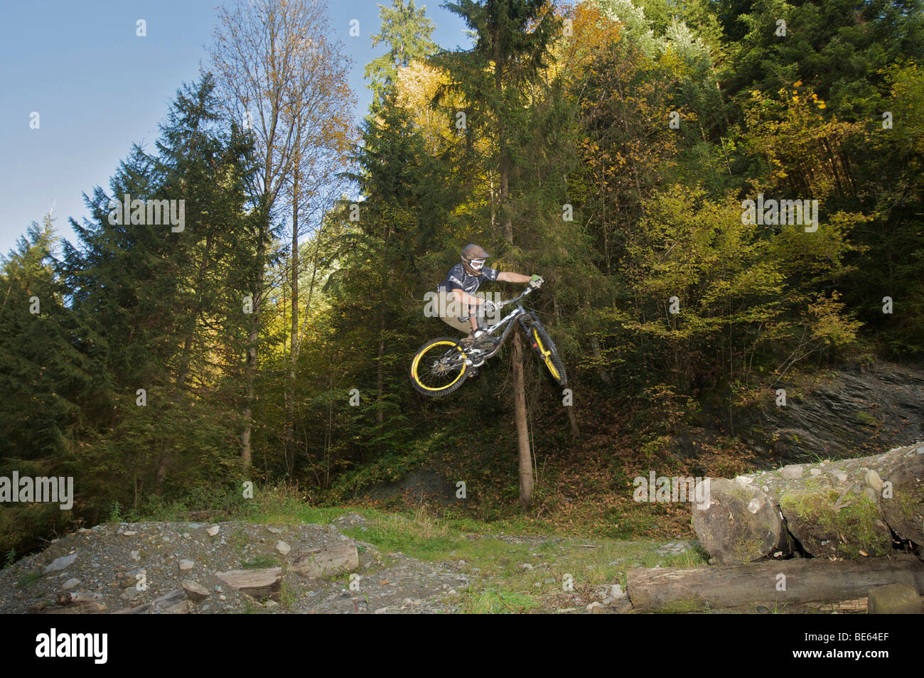 Mountainbiker saltando su una pista downhill a Hopfgarten nella valle Brixental Tirolo, Austria, Europa Foto Stock