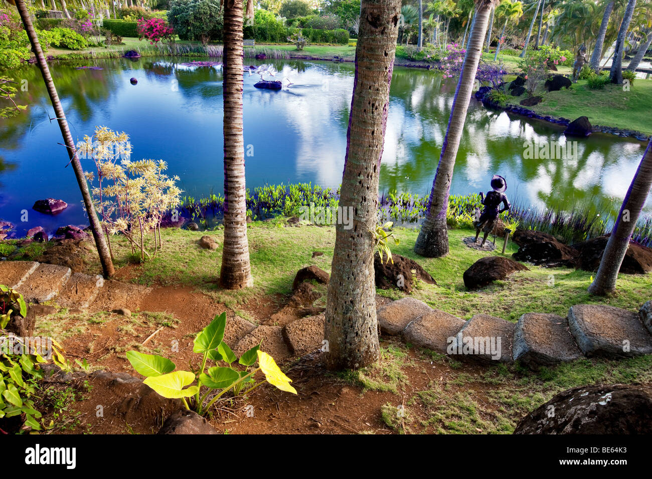 Stagno e giardino scultura a Na Aina Kai Giardini Botanici. Kauai, Hawaii Foto Stock