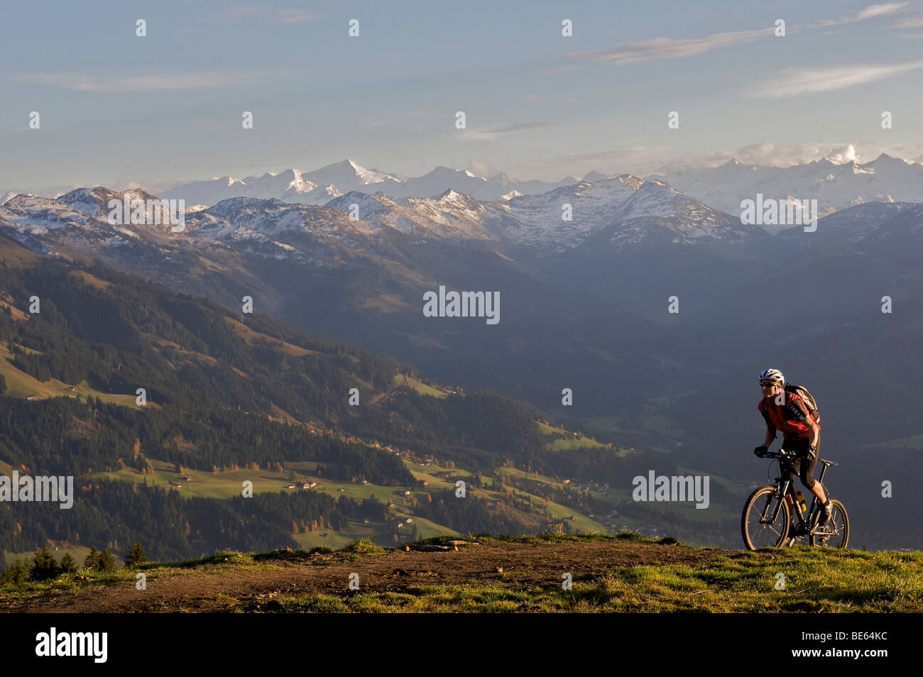 Mountainbiker a Hohe Salve montagna, la montagna Grossvenediger nel retro, Tirolo, Austria, Europa Foto Stock
