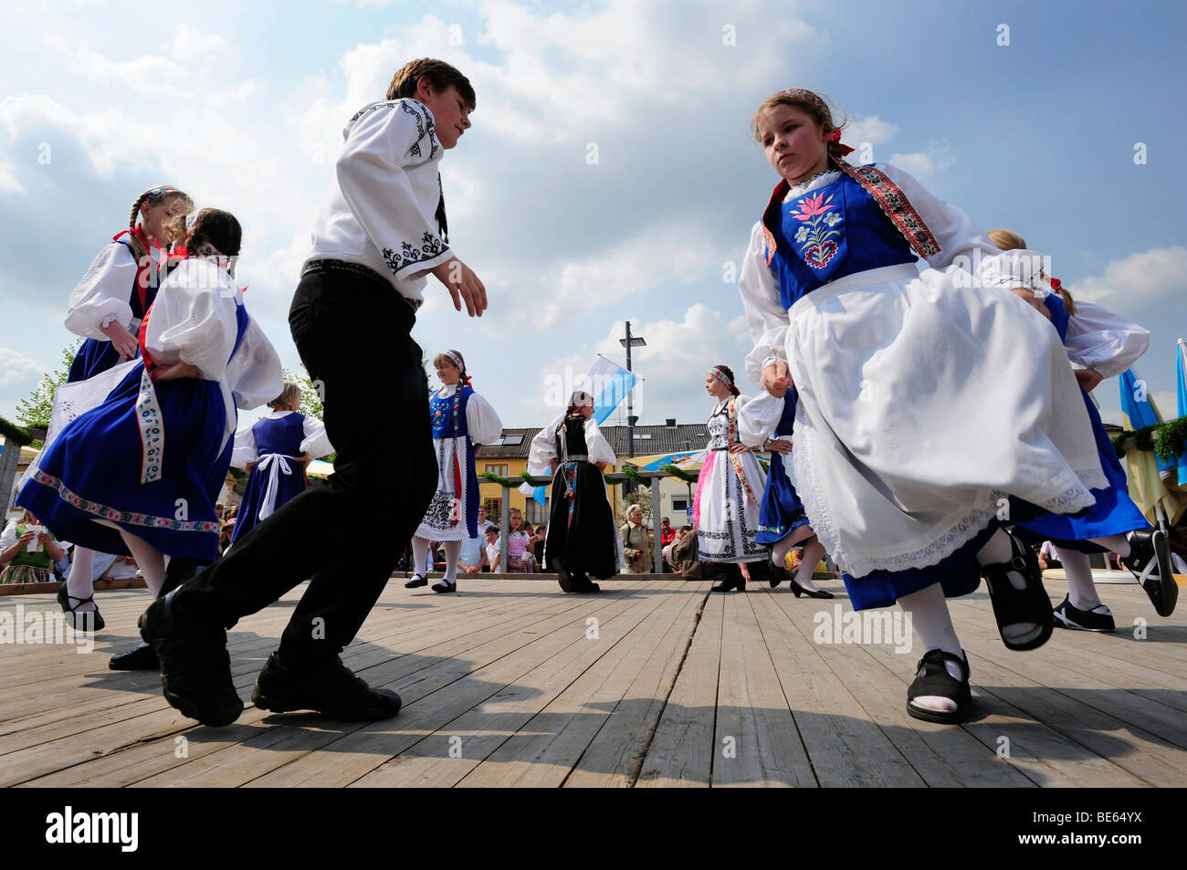Danza attorno al maypole, costume tradizionale gruppo denominato Siebenbuerger Sachsen, Geretsried, Alta Baviera, Baviera, Germania, e Foto Stock