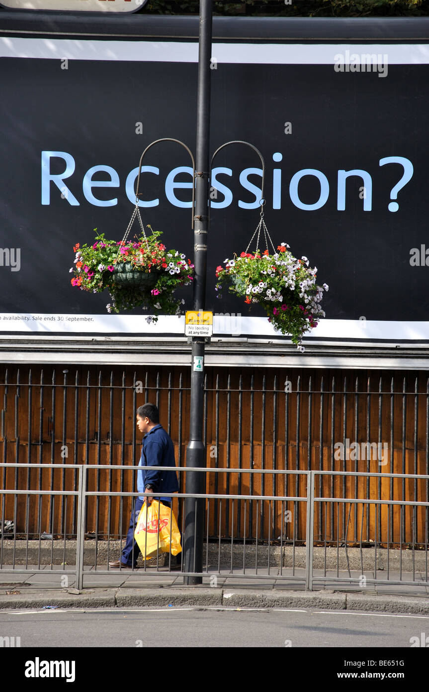 La recessione affissioni, Hammersmith, London Borough di Hammersmith e Fulham, Londra, Inghilterra, Regno Unito Foto Stock