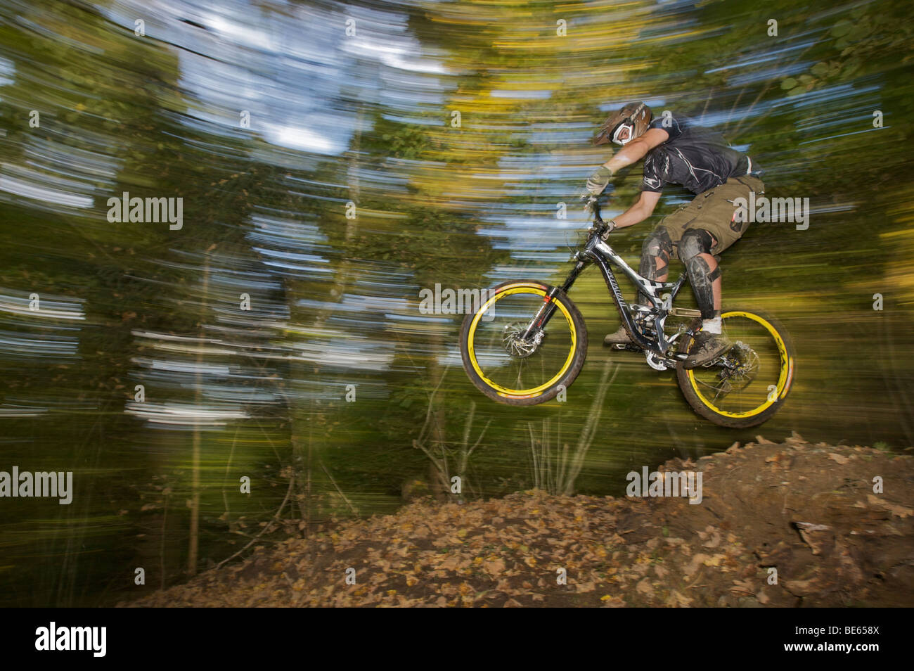 Mountainbiker saltando su una pista downhill a Hopfgarten nella valle Brixental Tirolo, Austria, Europa Foto Stock