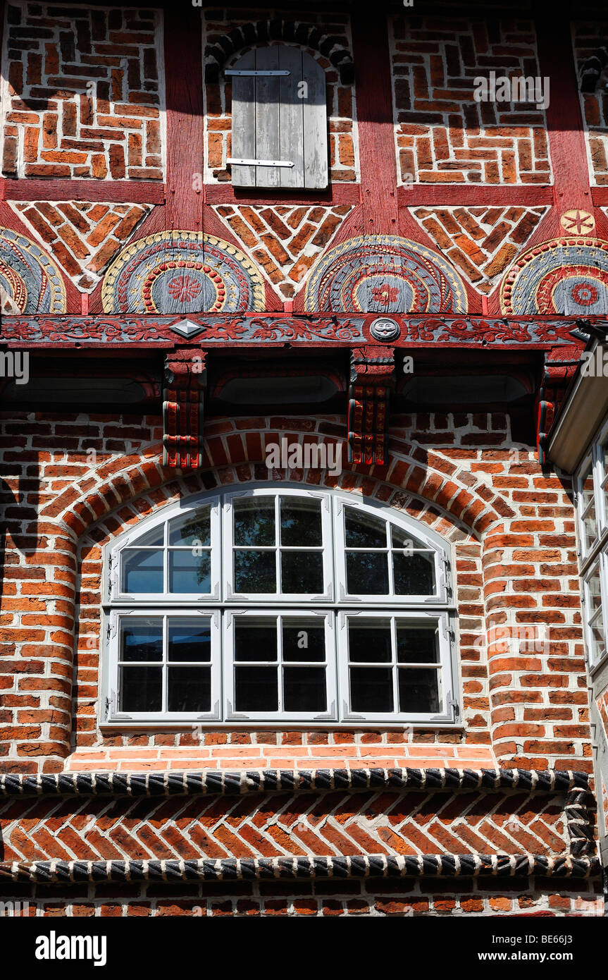 Ornati decorativi casa in legno e muratura, 1595, nella città vecchia, Lueneburg, Bassa Sassonia, Germania, Europa Foto Stock